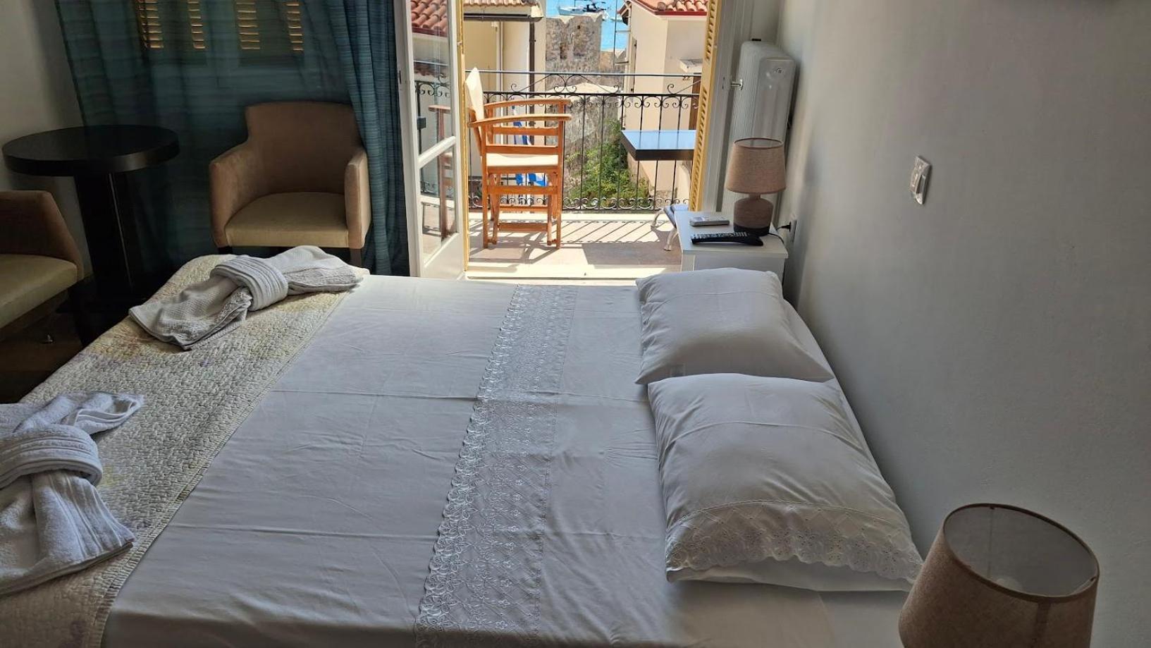 Nafpaktos Apartment And Studios In Port Exteriör bild